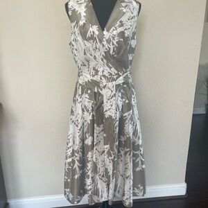 Jessica Howard Gray and White Floral Midi Dress
